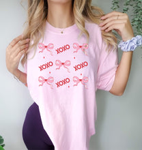 Load image into Gallery viewer, XOXO bow grid
