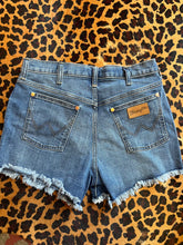 Load image into Gallery viewer, Denim Wrangler Shorts, 29
