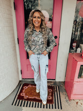 Load image into Gallery viewer, Camo quarter zip
