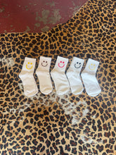 Load image into Gallery viewer, Smile crew socks
