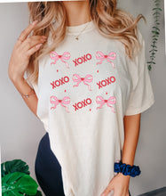 Load image into Gallery viewer, XOXO bow grid
