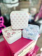Load image into Gallery viewer, Vintage jewelry box
