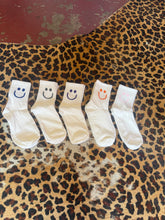 Load image into Gallery viewer, Smile crew socks
