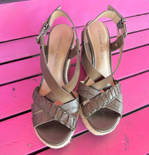 Load image into Gallery viewer, Olive Antonio Melani Shoes, 6
