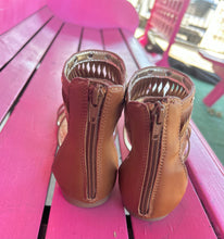 Load image into Gallery viewer, Tan Jessica Simpson Shoes, 5

