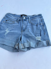 Load image into Gallery viewer, Denim light wash cuff Judy Blue Shorts, Medium

