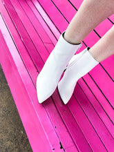 Load image into Gallery viewer, White D Shoes, 7.5
